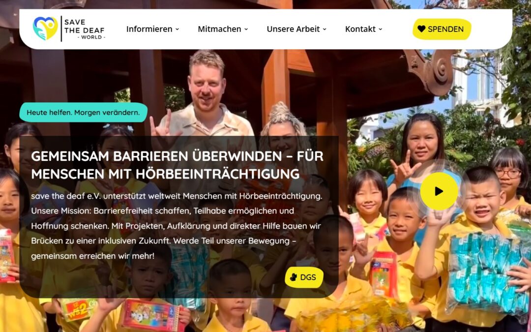 Website-Startseite von „Save the Deaf – World“ mit Kindern und Text zur Unterstützung hörbehinderter Menschen.